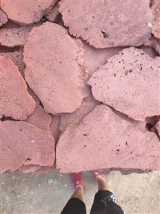 火山石板厂家 红色黑色碎拼火山岩板 别墅造景 庭院铺路文化石 蘑菇石