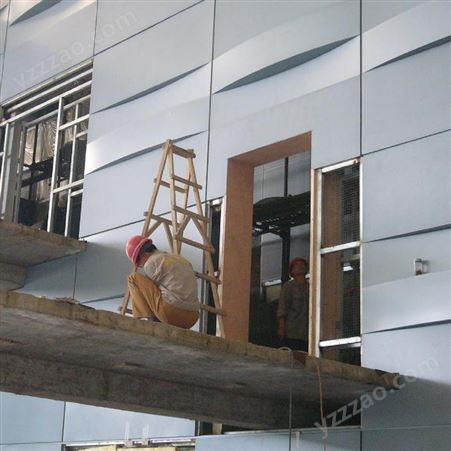 润盈 耐腐蚀材料 木纹异形铝方通吊顶隔断 定制产品